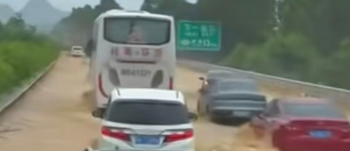 辟谣 | 崇左高速宁明、龙州路段发生路面漫水？不实！